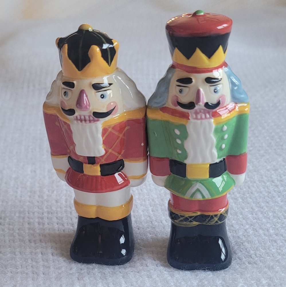 Westland Magnatized salt and pepper shaker.